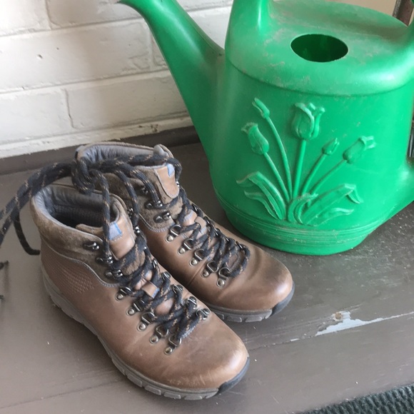 Clarks Leather Hiking Boots -EUC - Picture 3 of 7